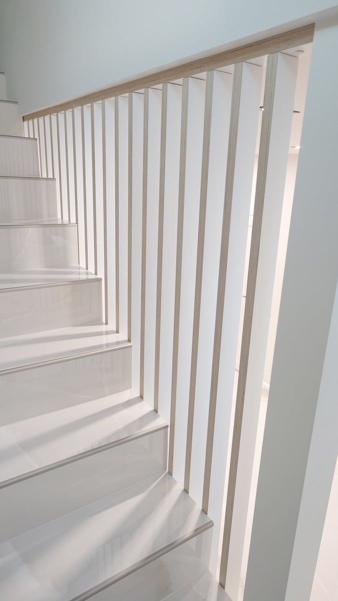 The light from the spotlights in the entrance hall is beautifully filtered through the staircase. © LedStore.fi